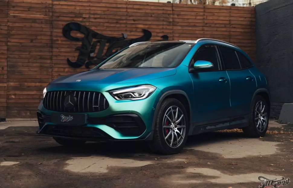 Оклеили Mercedes GLA 45 AMG в винил от Oracal в оттенке Aquamarine, покрыли пленку керамикой. Окрасили суппорта в красный цвет с логотипами AMG